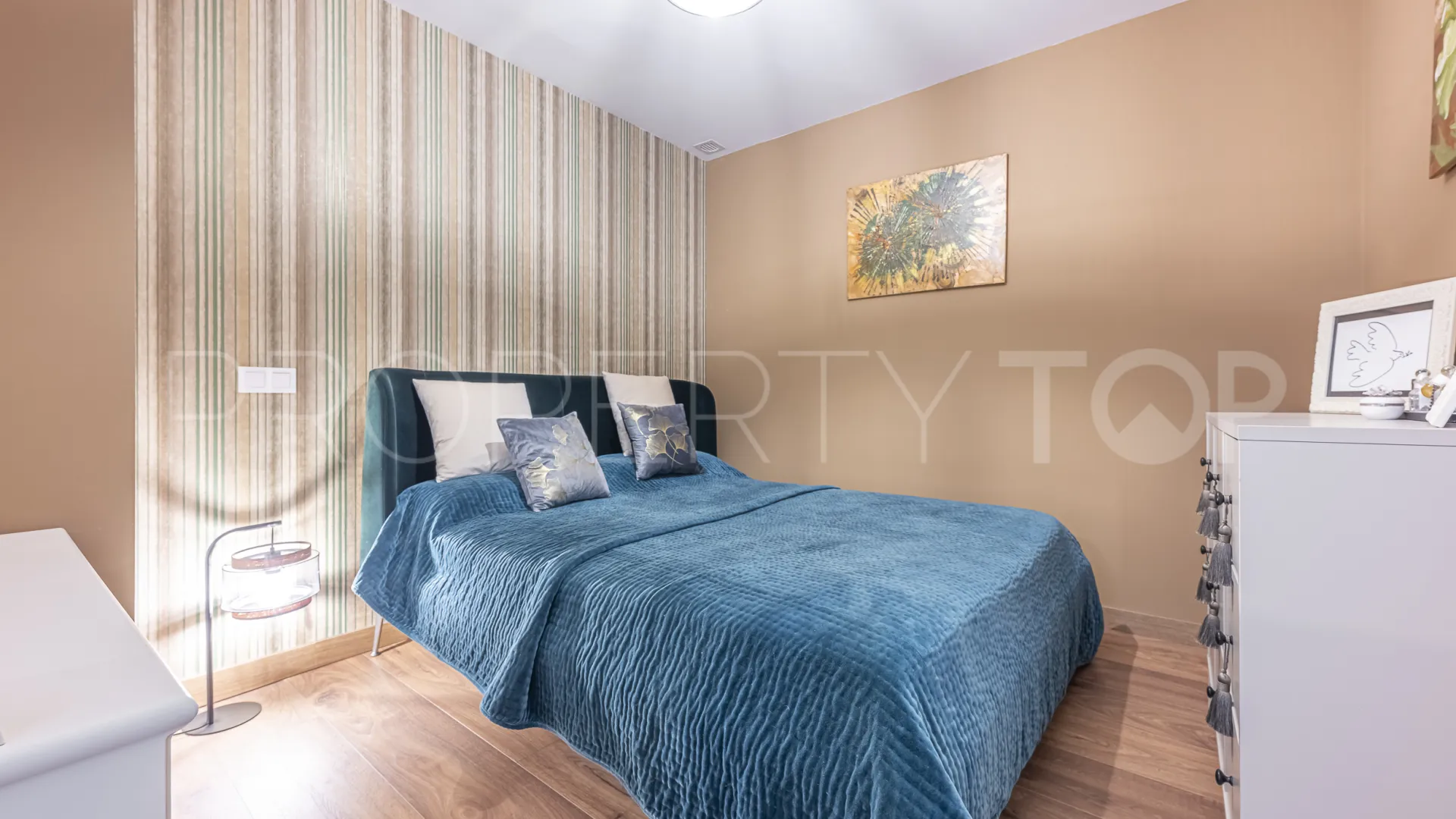 Comprar apartamento planta baja de 5 dormitorios en Benahavis
