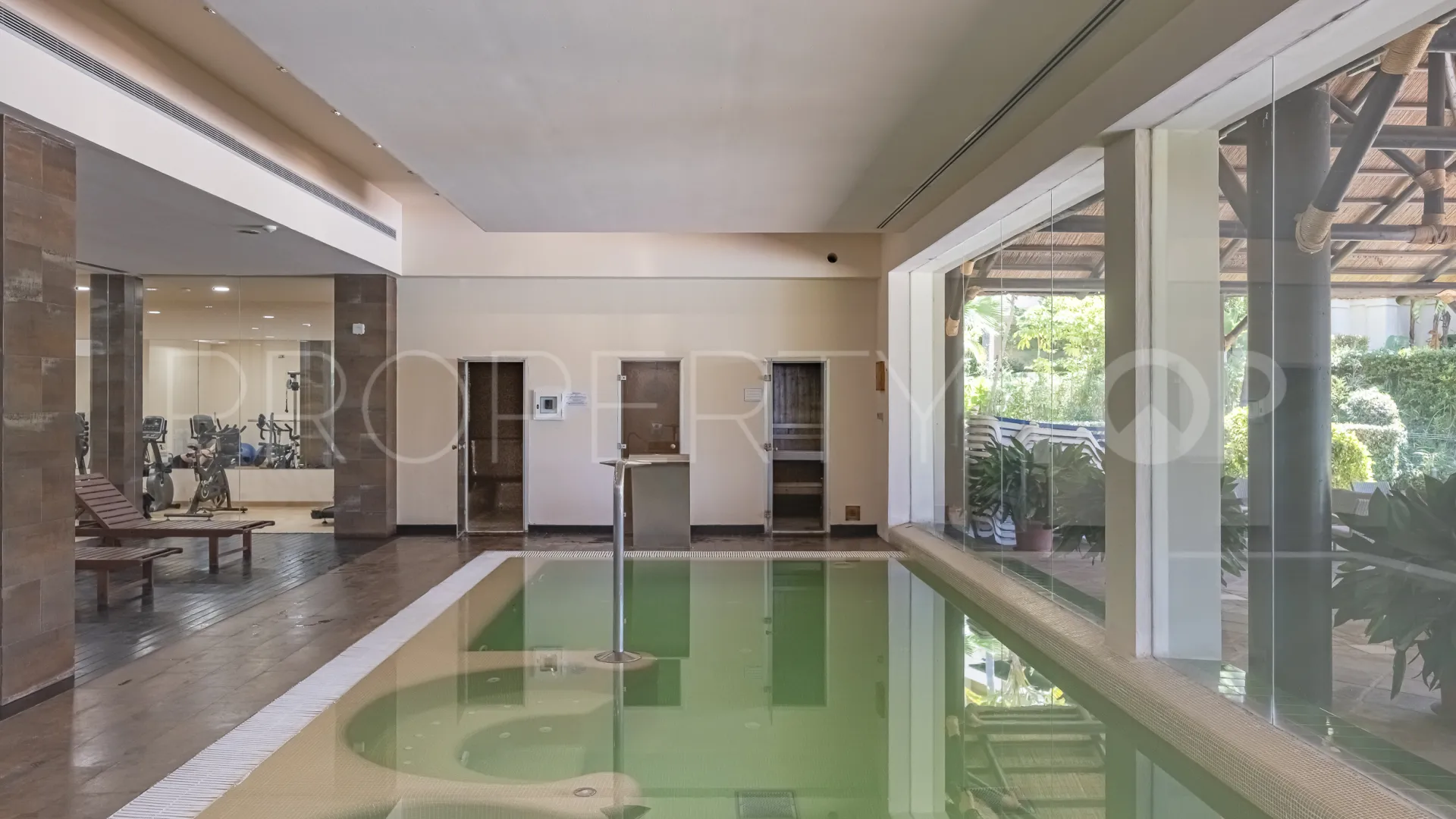 Comprar apartamento planta baja de 5 dormitorios en Benahavis