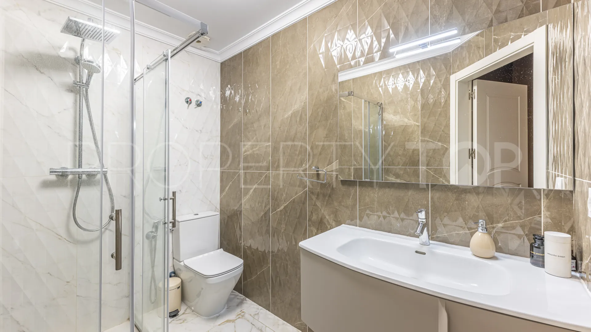 Comprar apartamento planta baja de 5 dormitorios en Benahavis