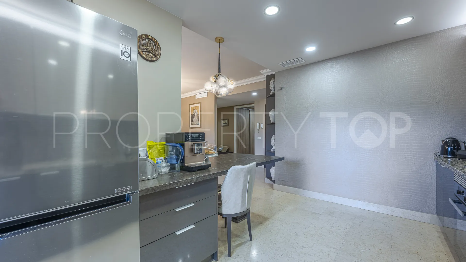 Comprar apartamento planta baja de 5 dormitorios en Benahavis