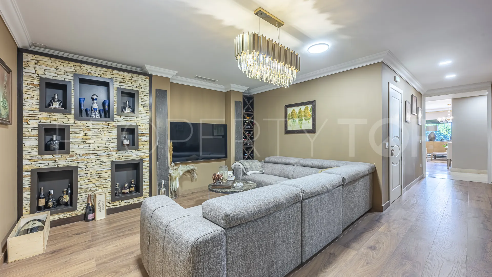 Comprar apartamento planta baja de 5 dormitorios en Benahavis