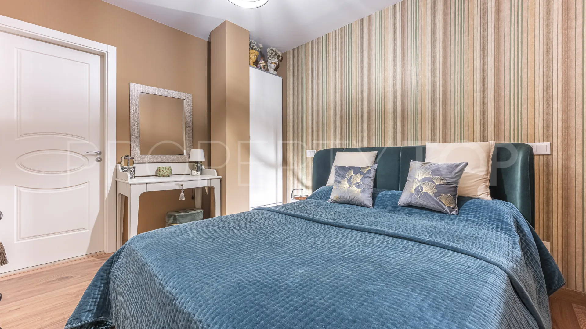 Comprar apartamento planta baja de 5 dormitorios en Benahavis