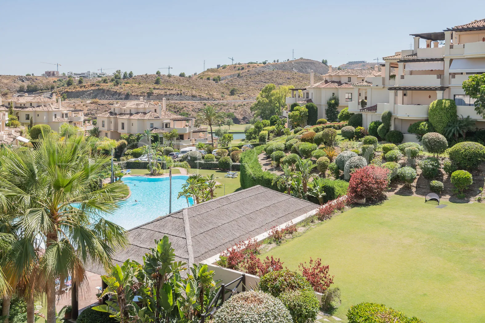 Comprar apartamento planta baja de 5 dormitorios en Benahavis