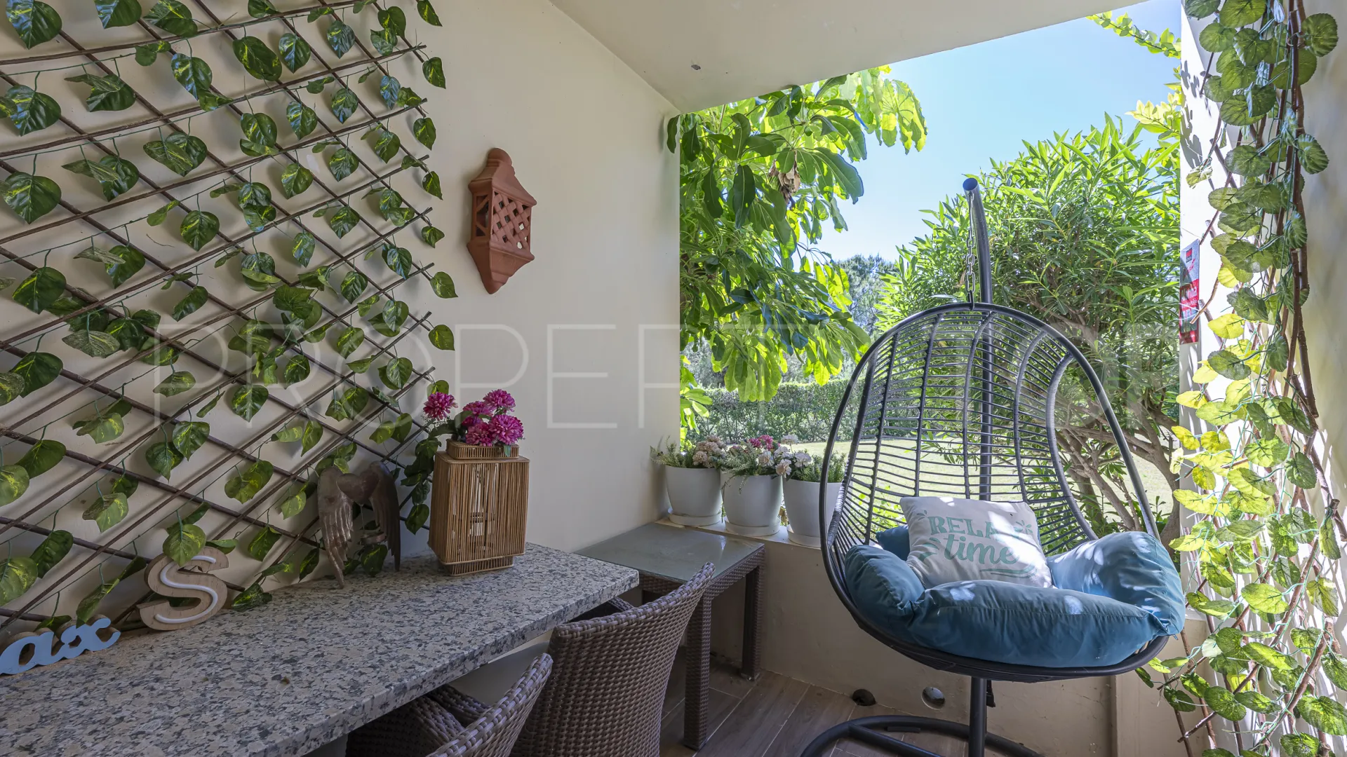 Comprar apartamento planta baja de 5 dormitorios en Benahavis