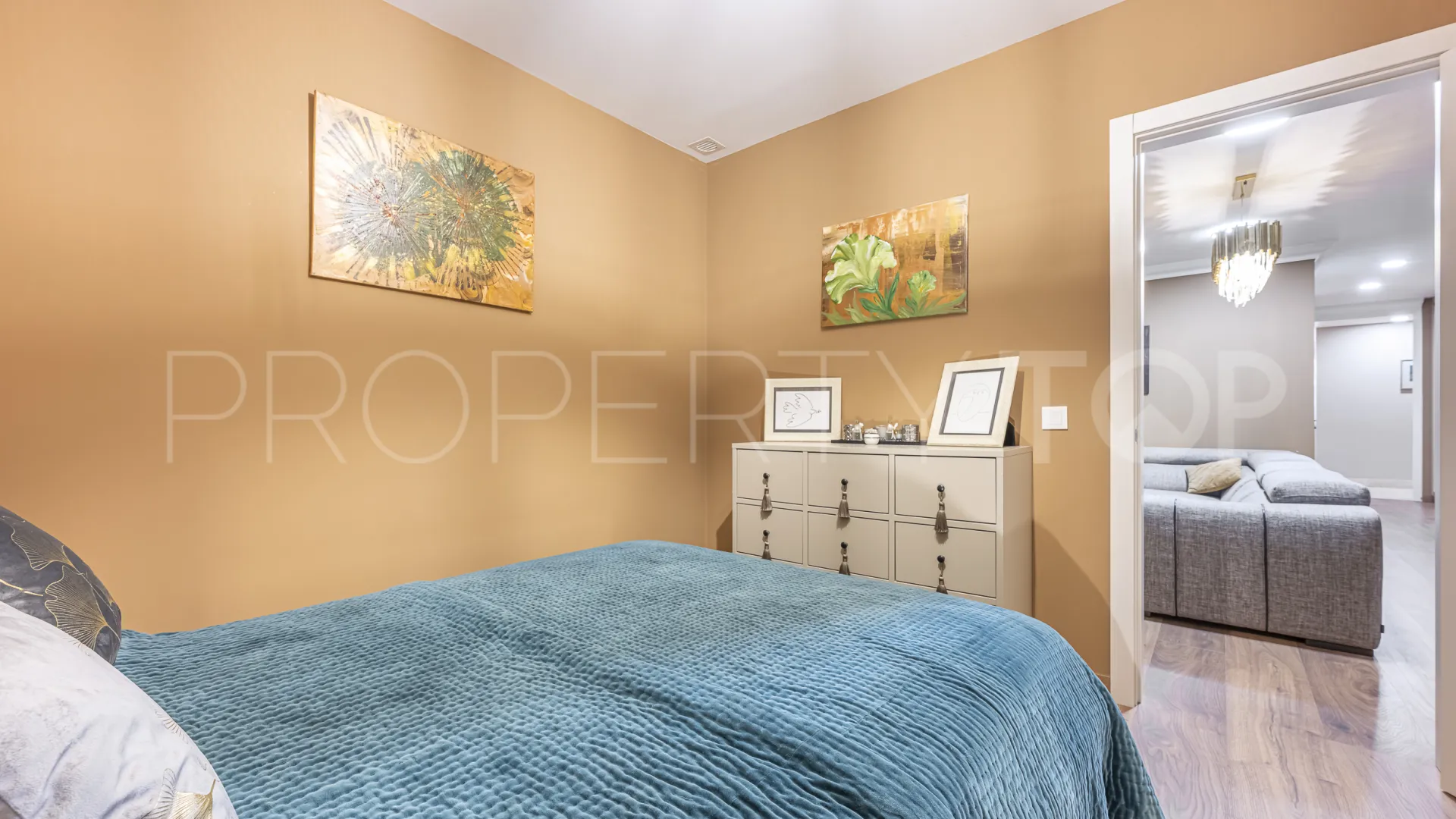 Comprar apartamento planta baja de 5 dormitorios en Benahavis
