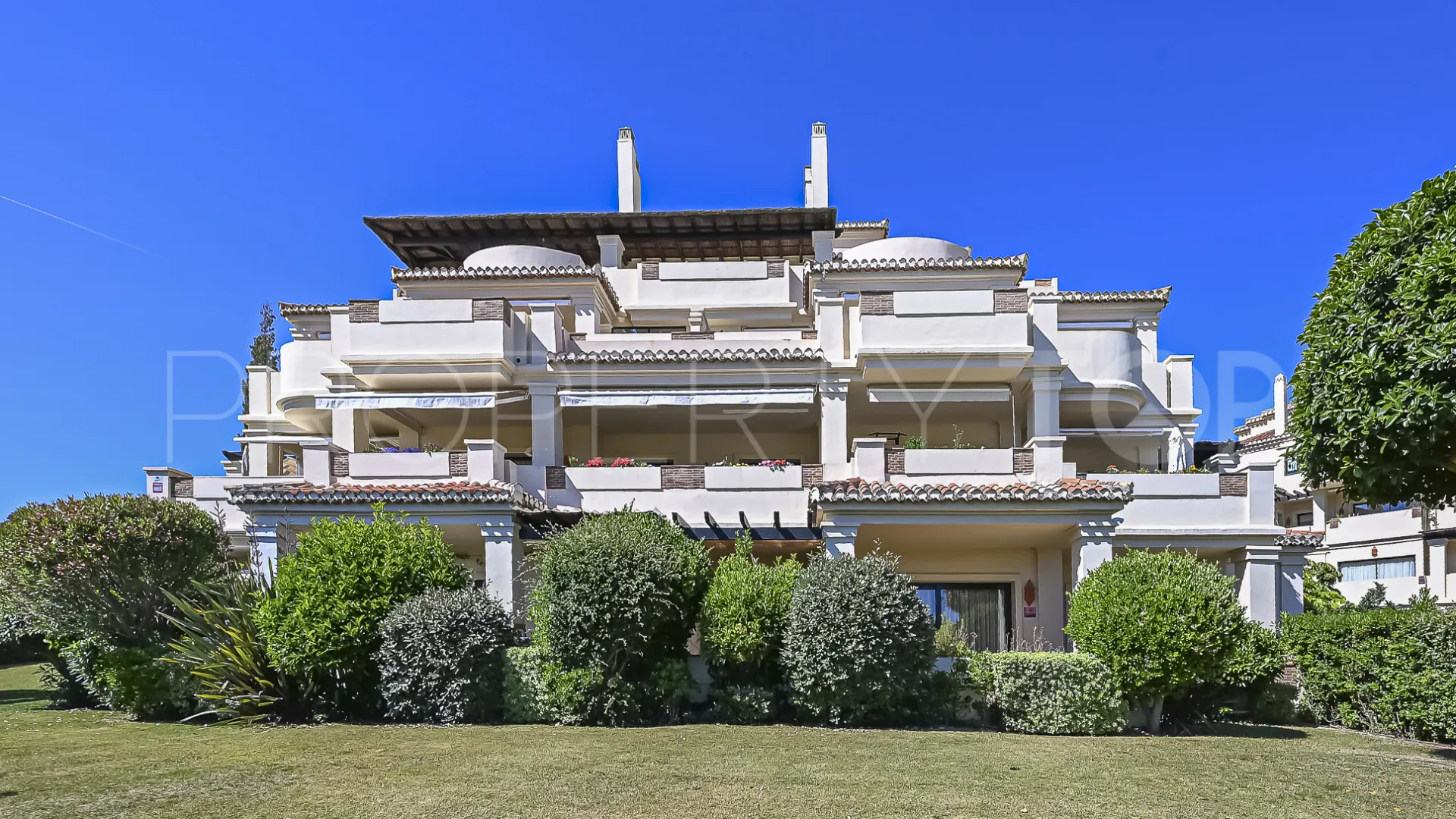 Comprar apartamento planta baja de 5 dormitorios en Benahavis