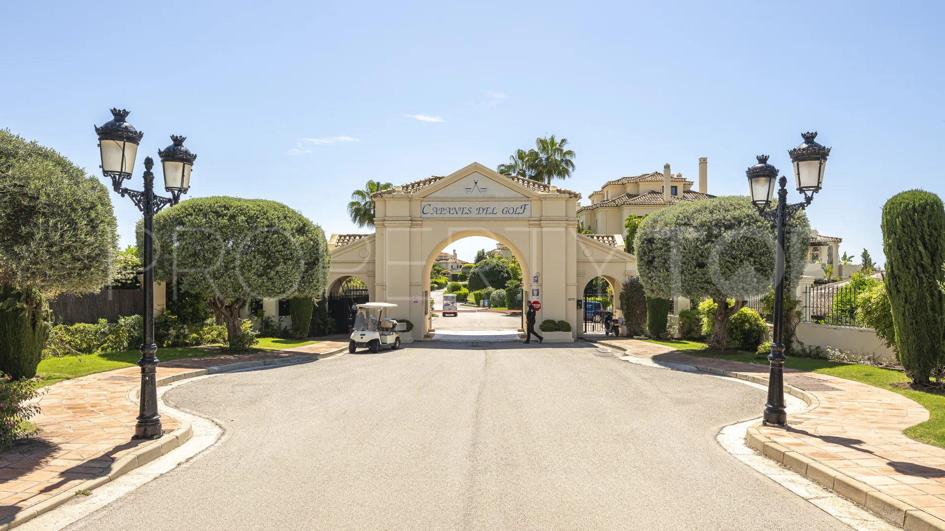 Comprar apartamento planta baja de 5 dormitorios en Benahavis