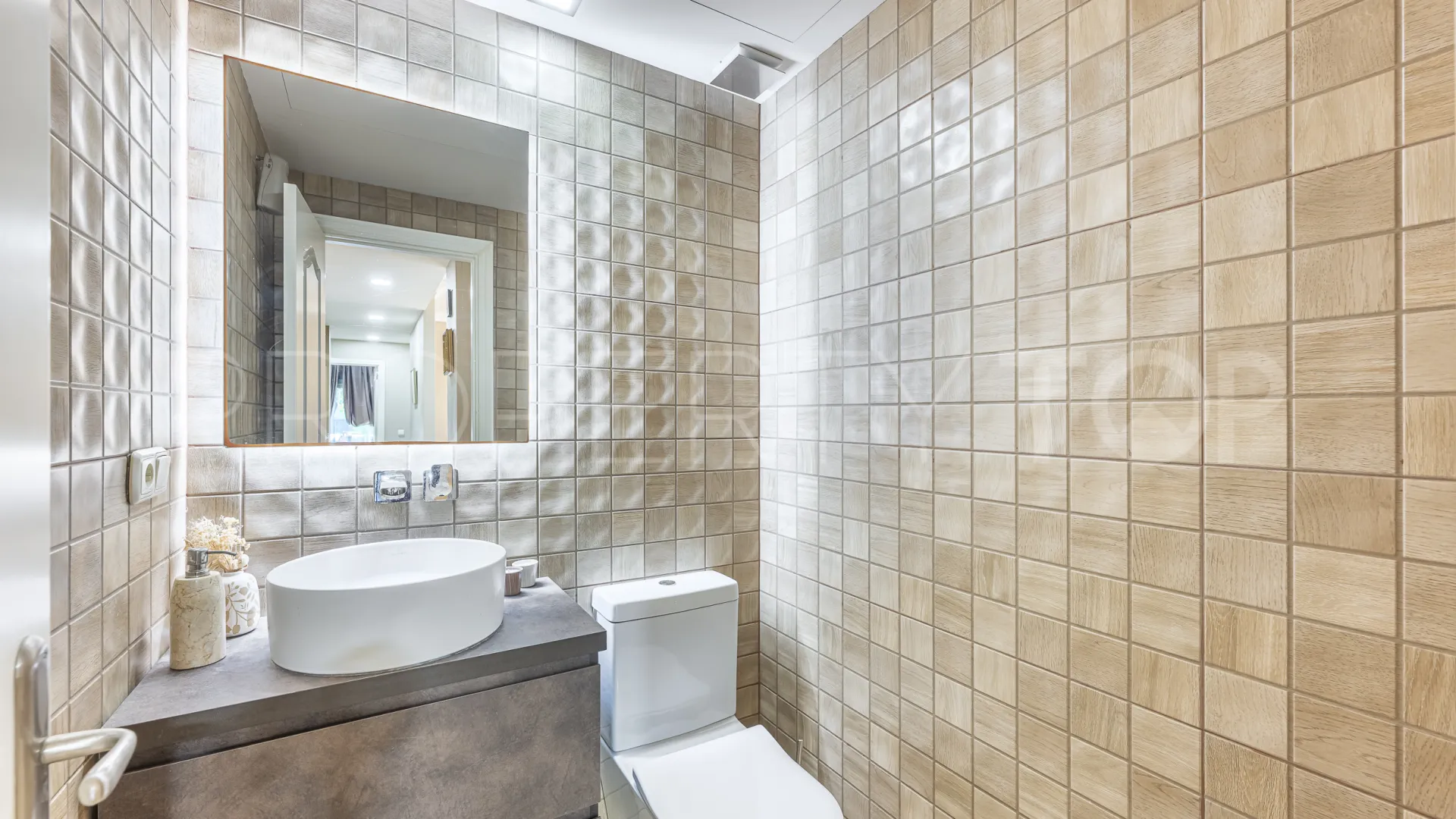 Comprar apartamento planta baja de 5 dormitorios en Benahavis