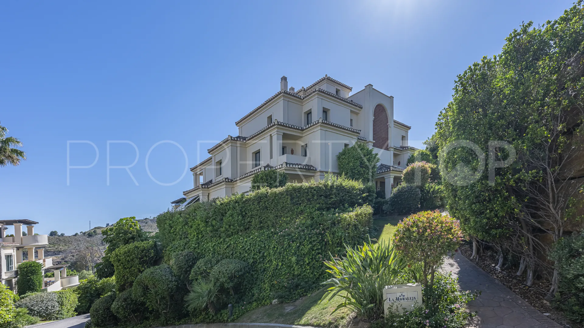 Comprar apartamento planta baja de 5 dormitorios en Benahavis