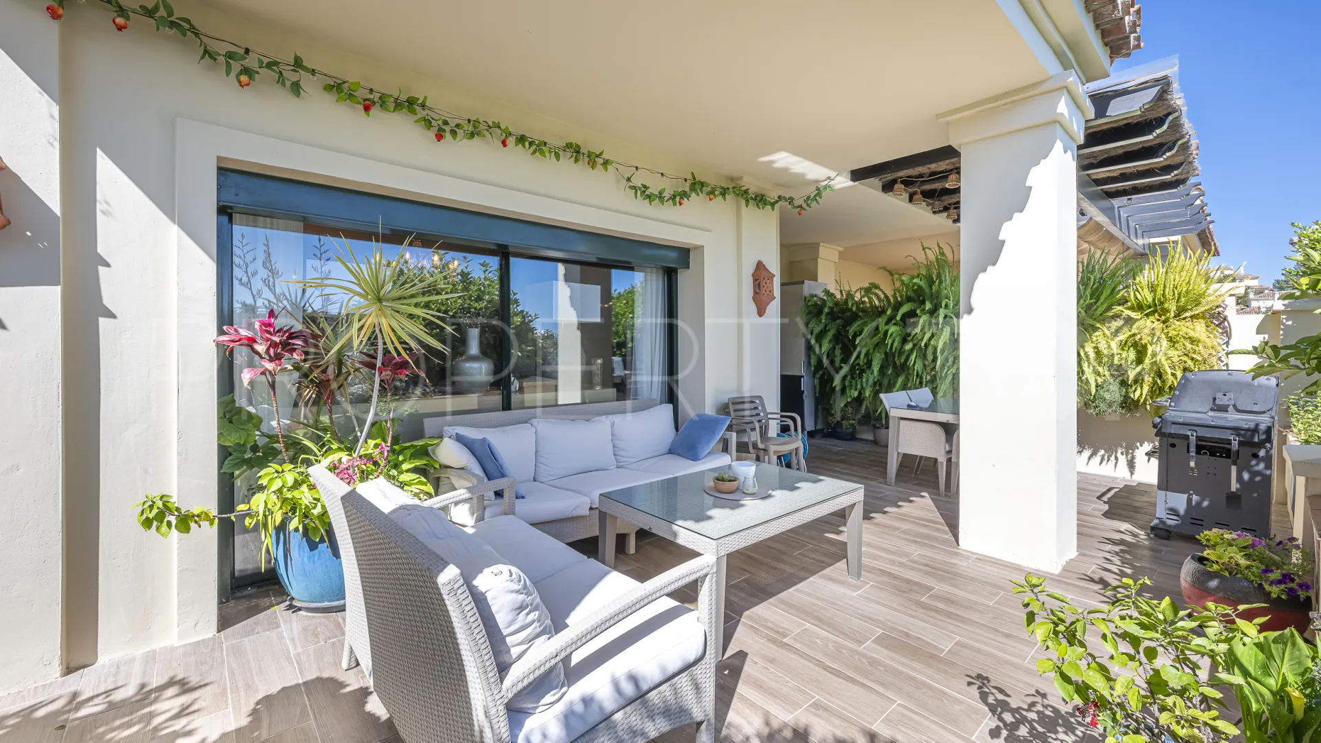 Comprar apartamento planta baja de 5 dormitorios en Benahavis
