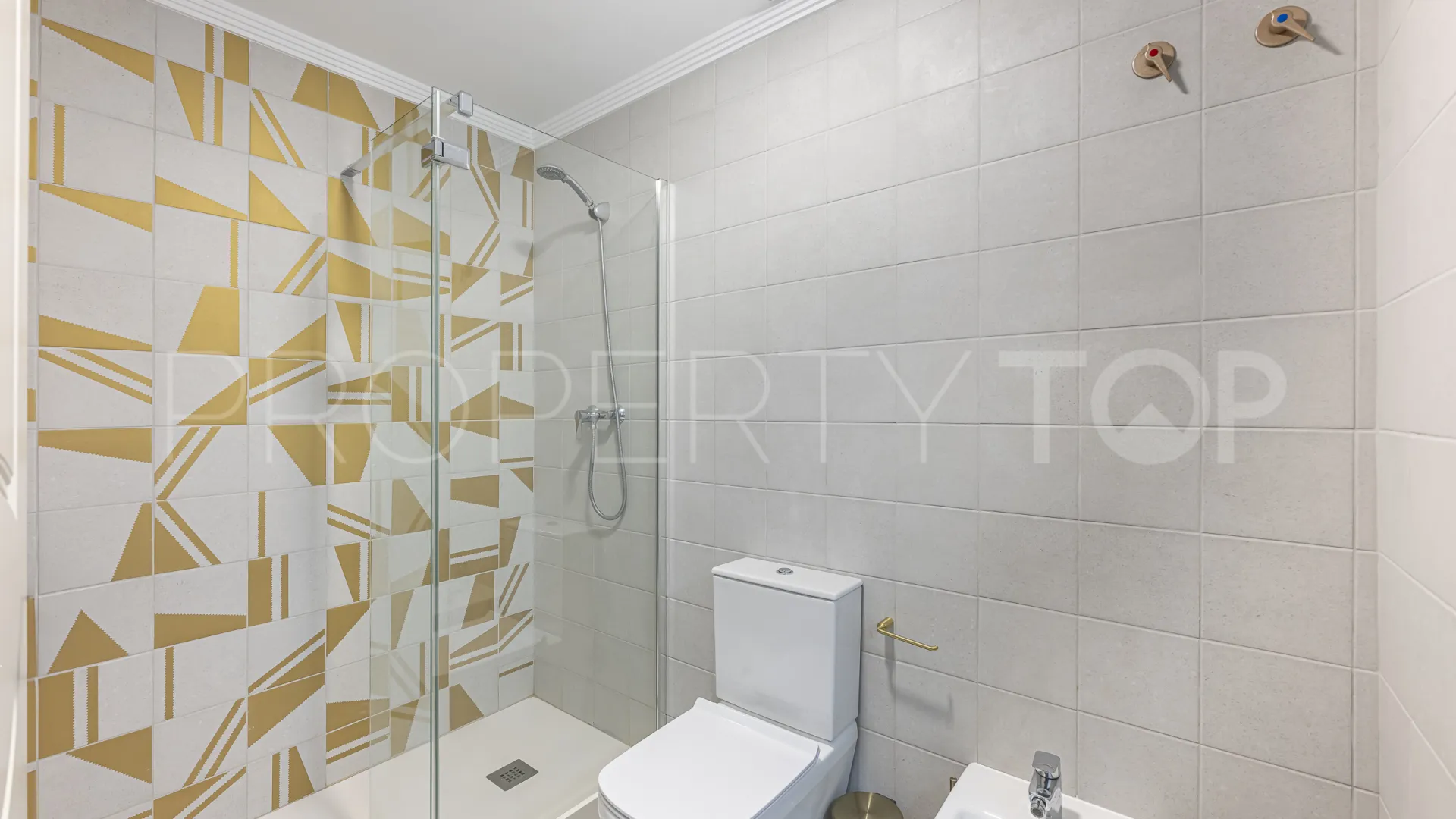 Comprar apartamento planta baja de 5 dormitorios en Benahavis