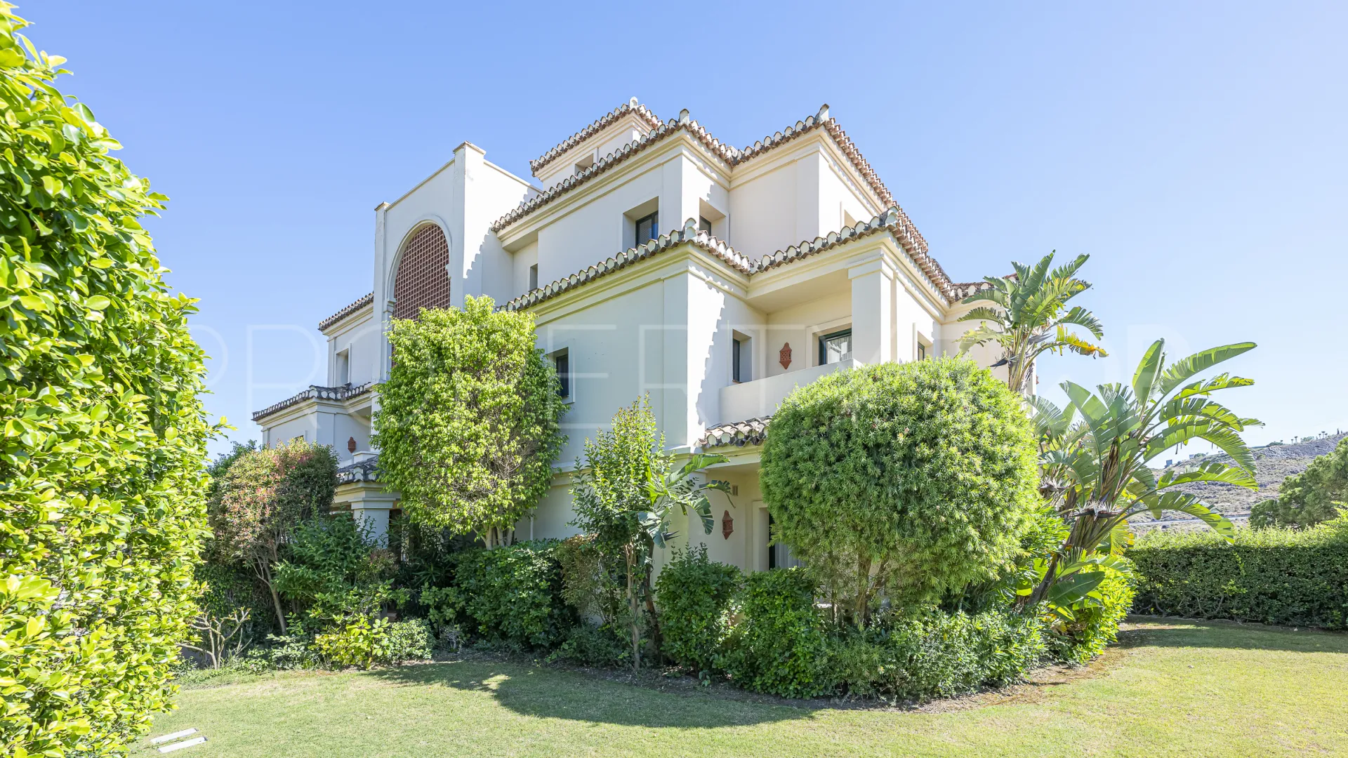 Comprar apartamento planta baja de 5 dormitorios en Benahavis