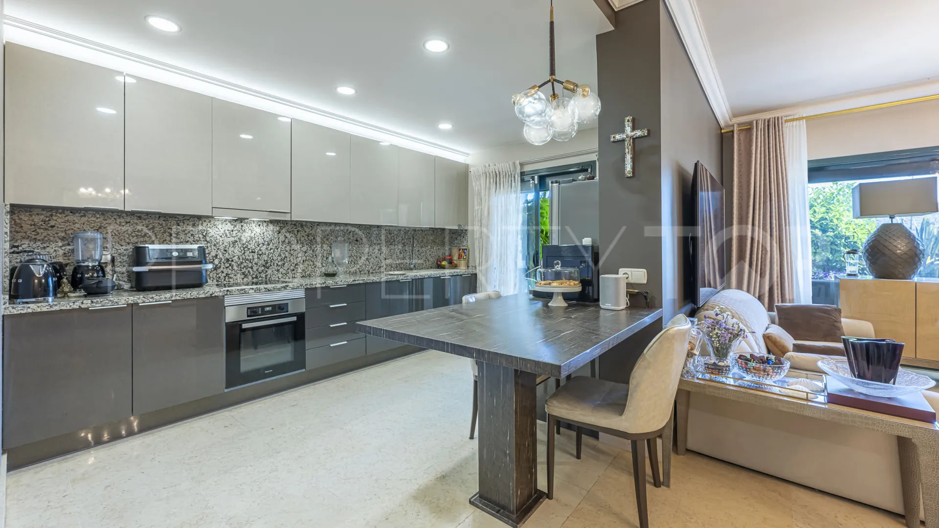 Comprar apartamento planta baja de 5 dormitorios en Benahavis