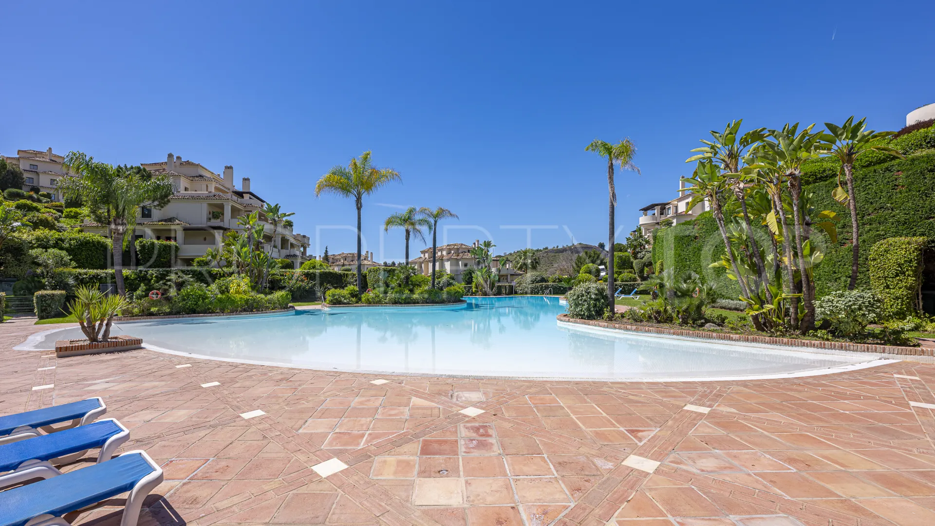 Comprar apartamento planta baja de 5 dormitorios en Benahavis