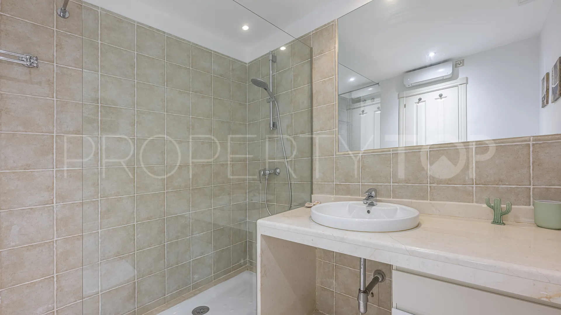 Se vende apartamento planta baja de 2 dormitorios en Buenas Noches