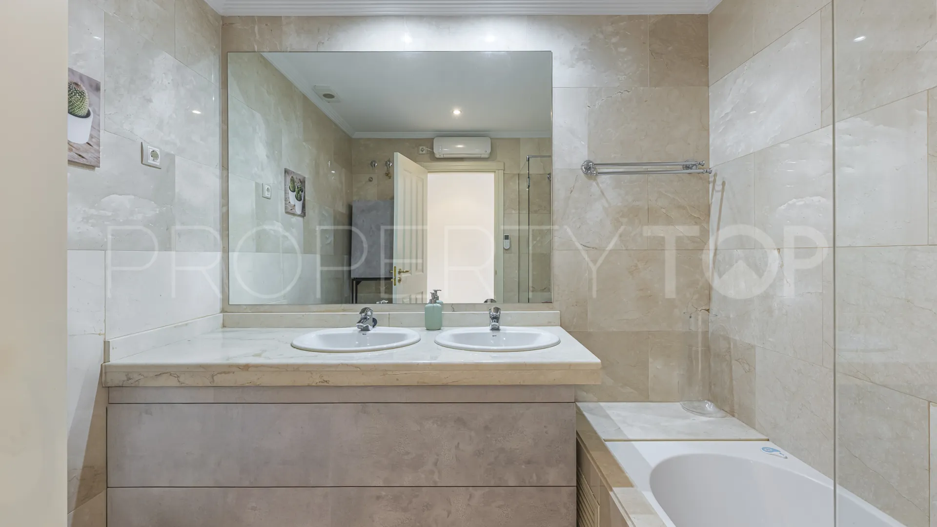 Se vende apartamento planta baja de 2 dormitorios en Buenas Noches
