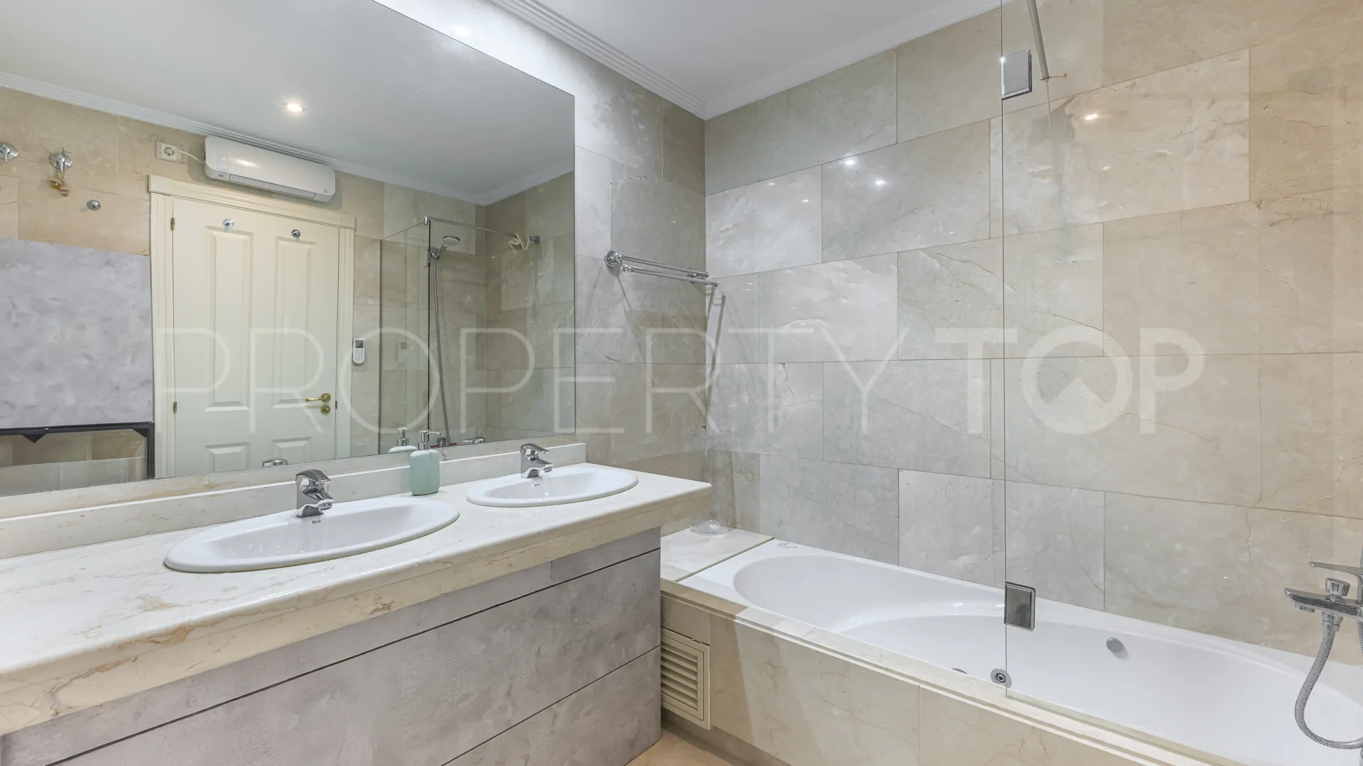 Se vende apartamento planta baja de 2 dormitorios en Buenas Noches