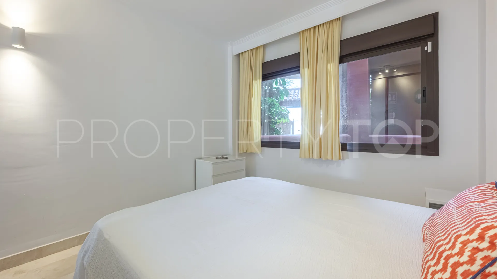 Se vende apartamento planta baja de 2 dormitorios en Buenas Noches