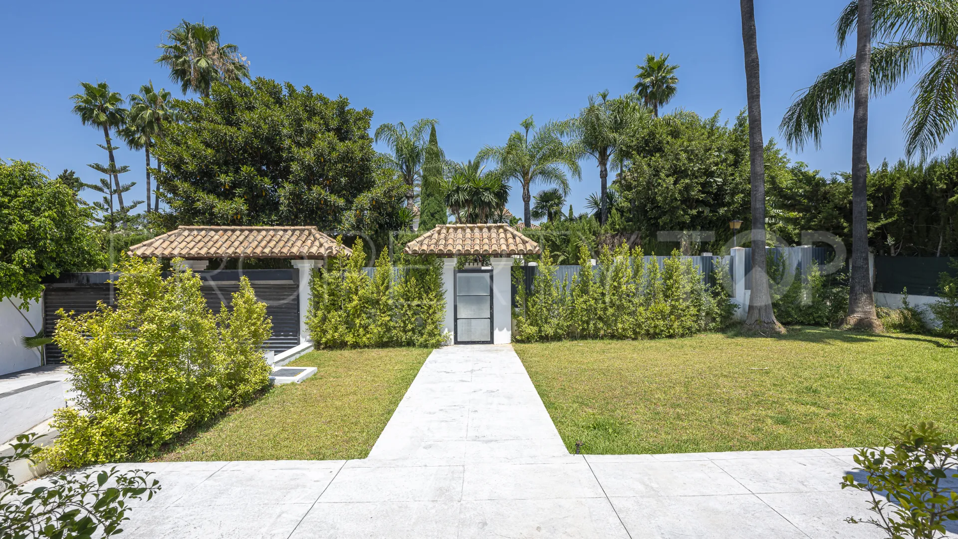 6 bedrooms Aloha villa for sale