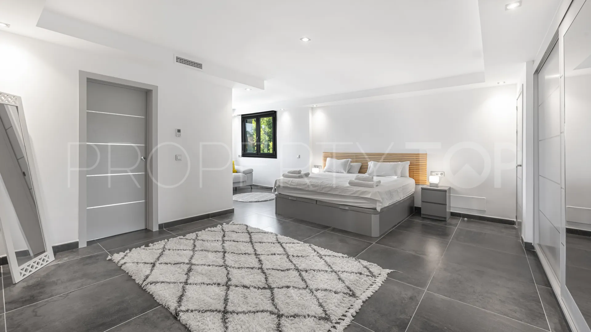 6 bedrooms Aloha villa for sale
