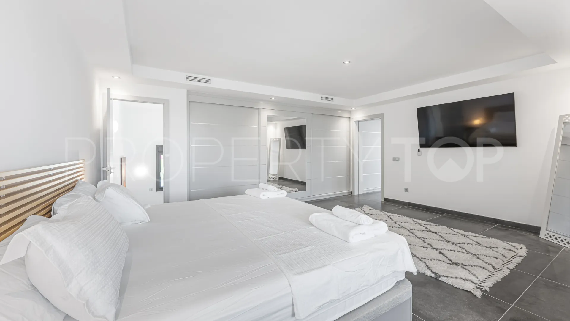 6 bedrooms Aloha villa for sale