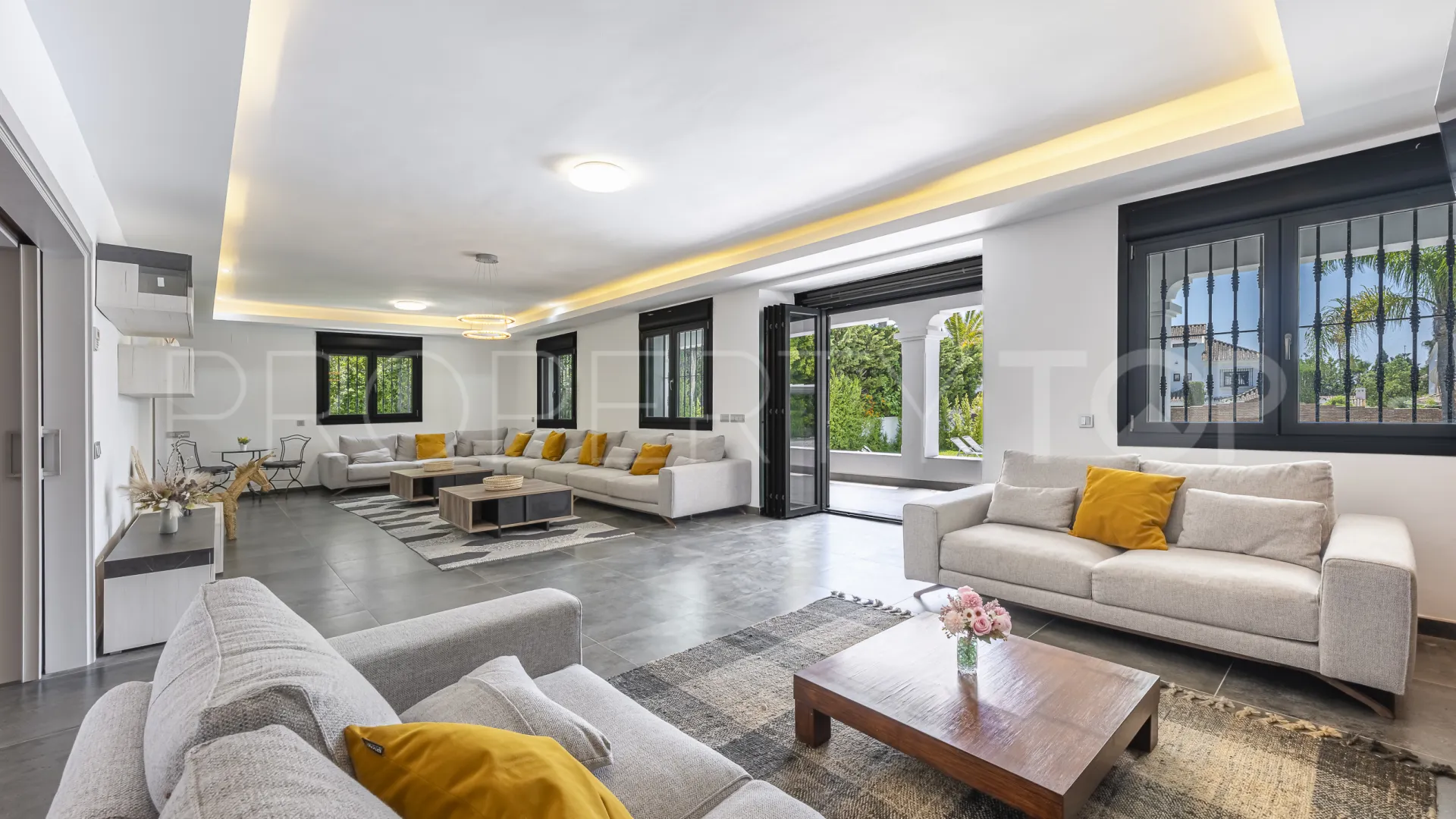 6 bedrooms Aloha villa for sale
