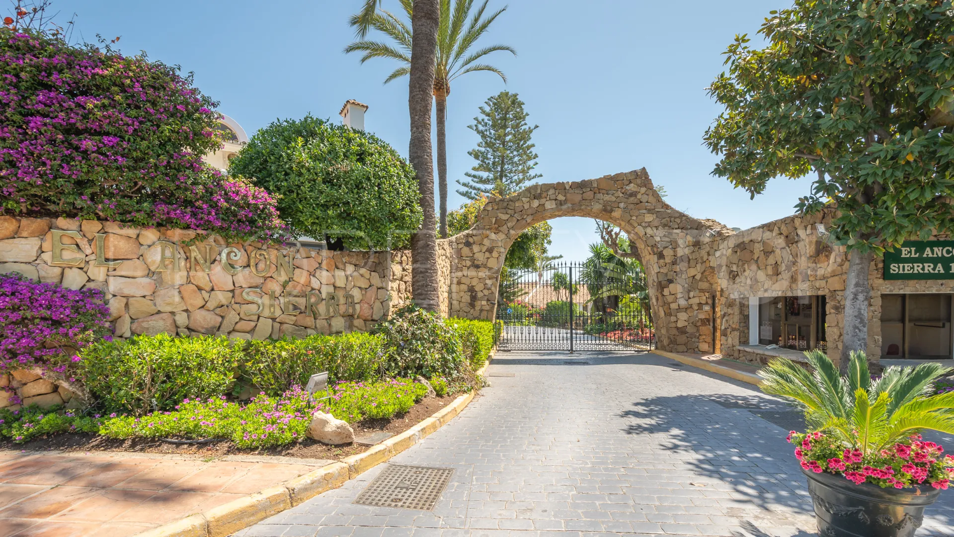 For sale town house in Marbella with 2 bedrooms