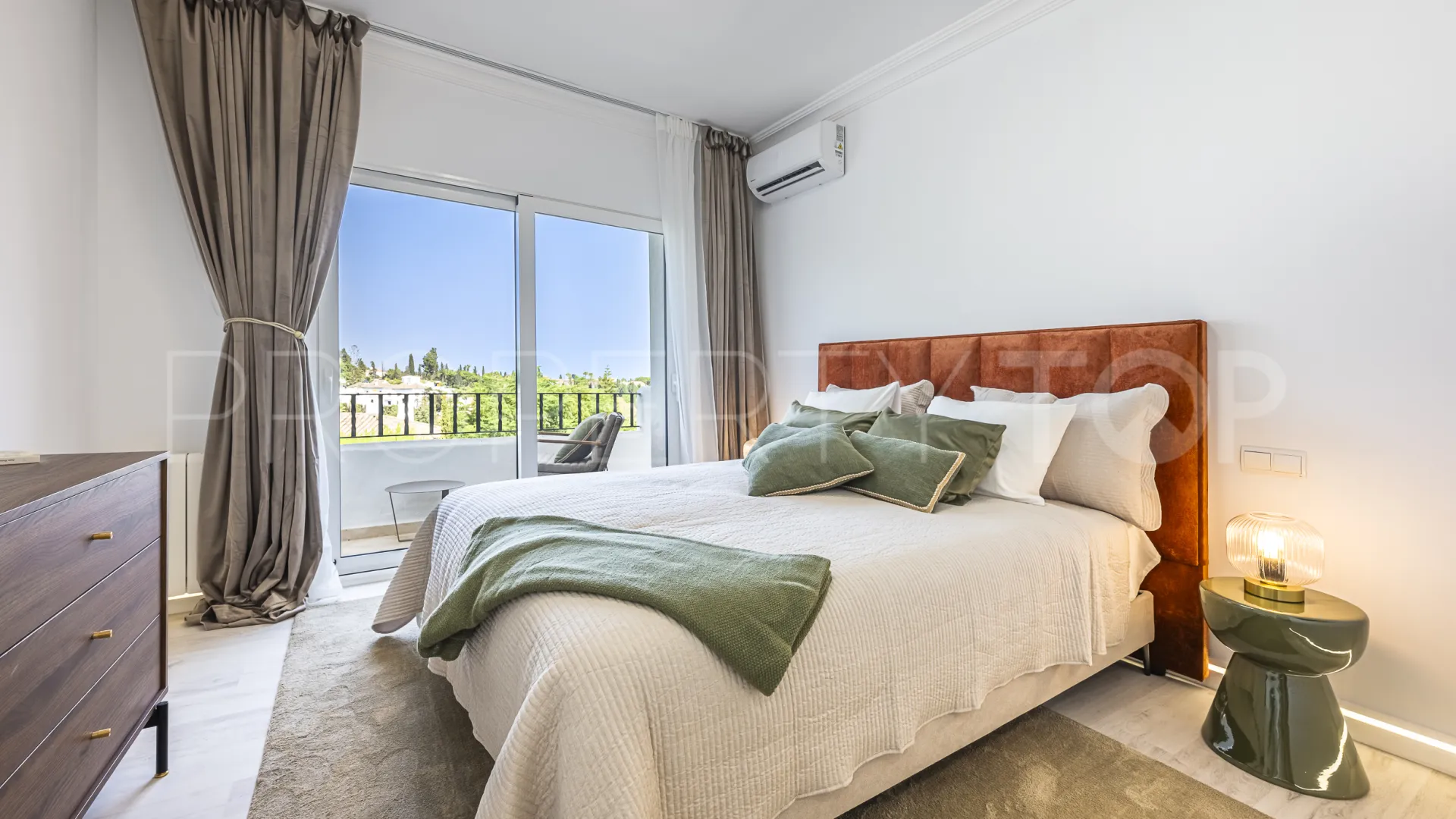 For sale town house in Marbella with 2 bedrooms