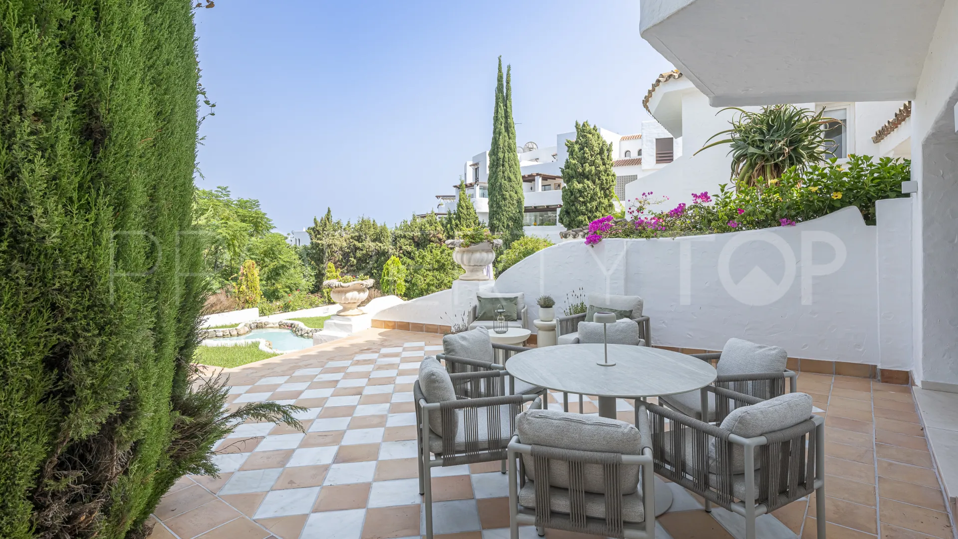 For sale town house in Marbella with 2 bedrooms