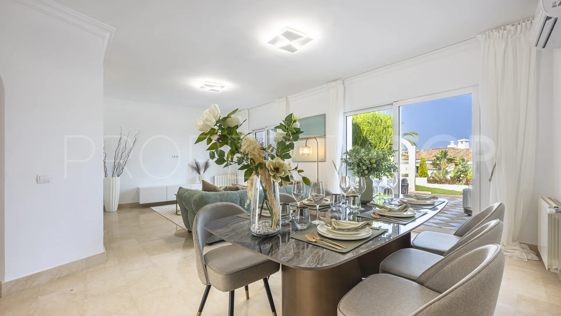 For sale town house in Marbella with 2 bedrooms