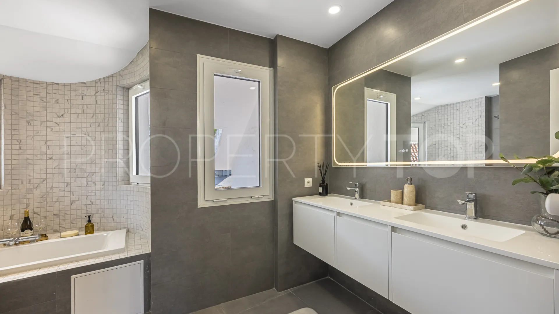 For sale town house in Marbella with 2 bedrooms