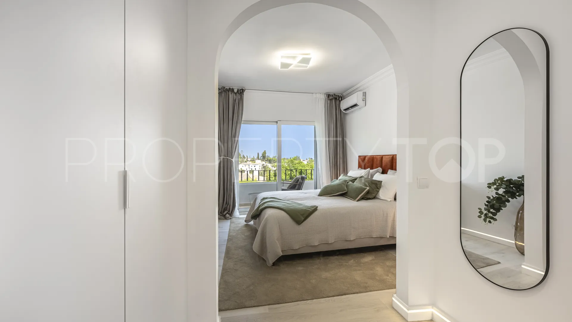 For sale town house in Marbella with 2 bedrooms