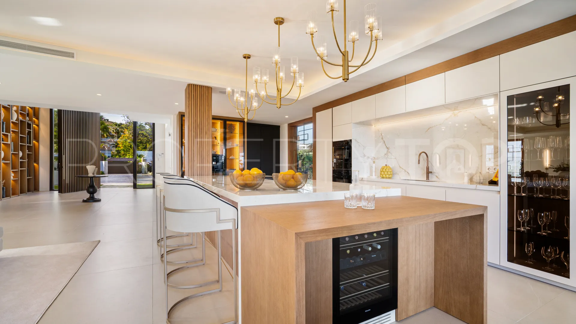 For sale Nueva Andalucia villa with 6 bedrooms
