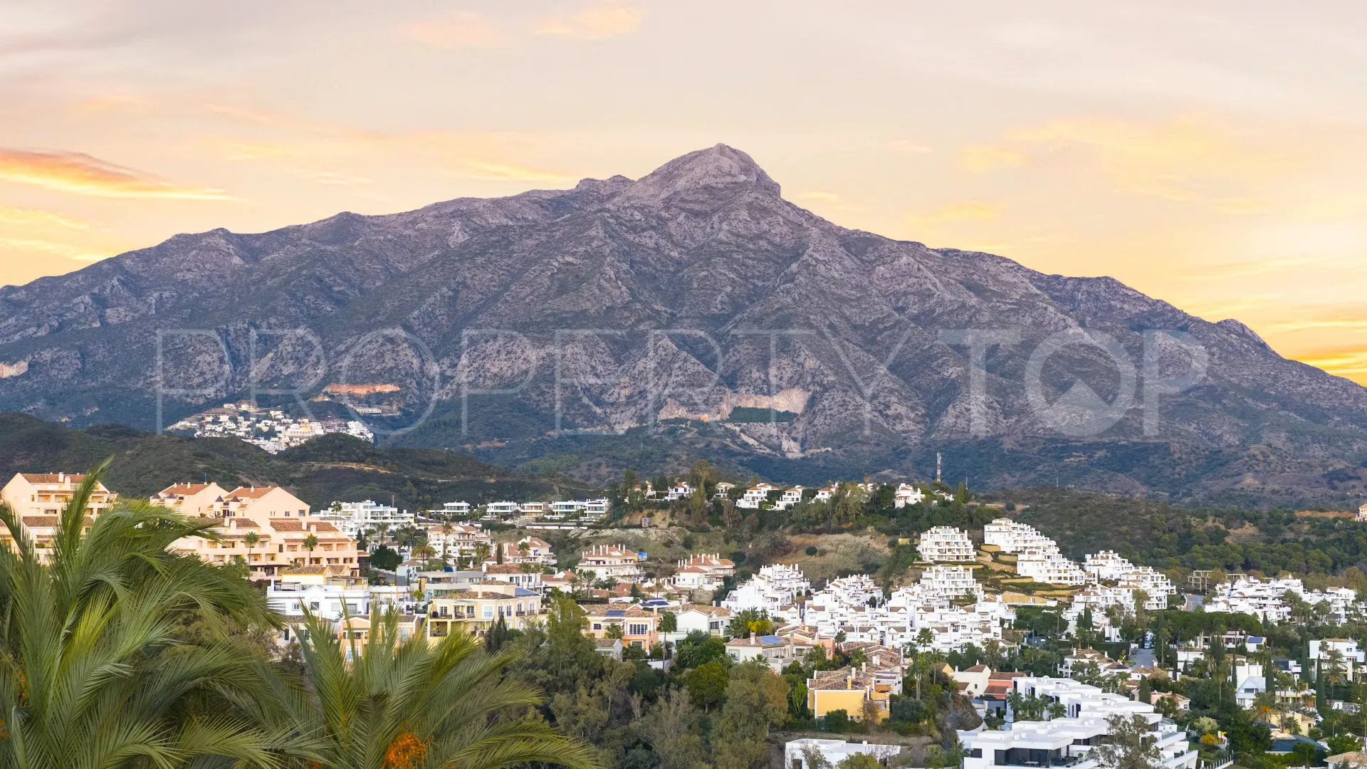 Ático en venta con 4 dormitorios en Nueva Andalucia