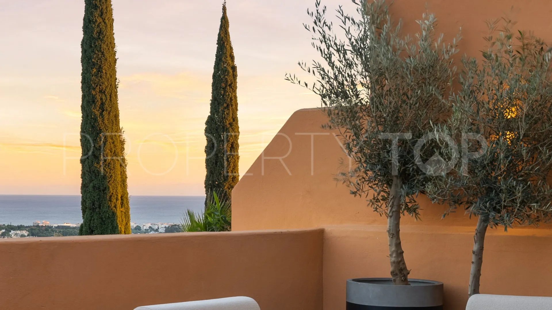 Ático en venta con 4 dormitorios en Nueva Andalucia