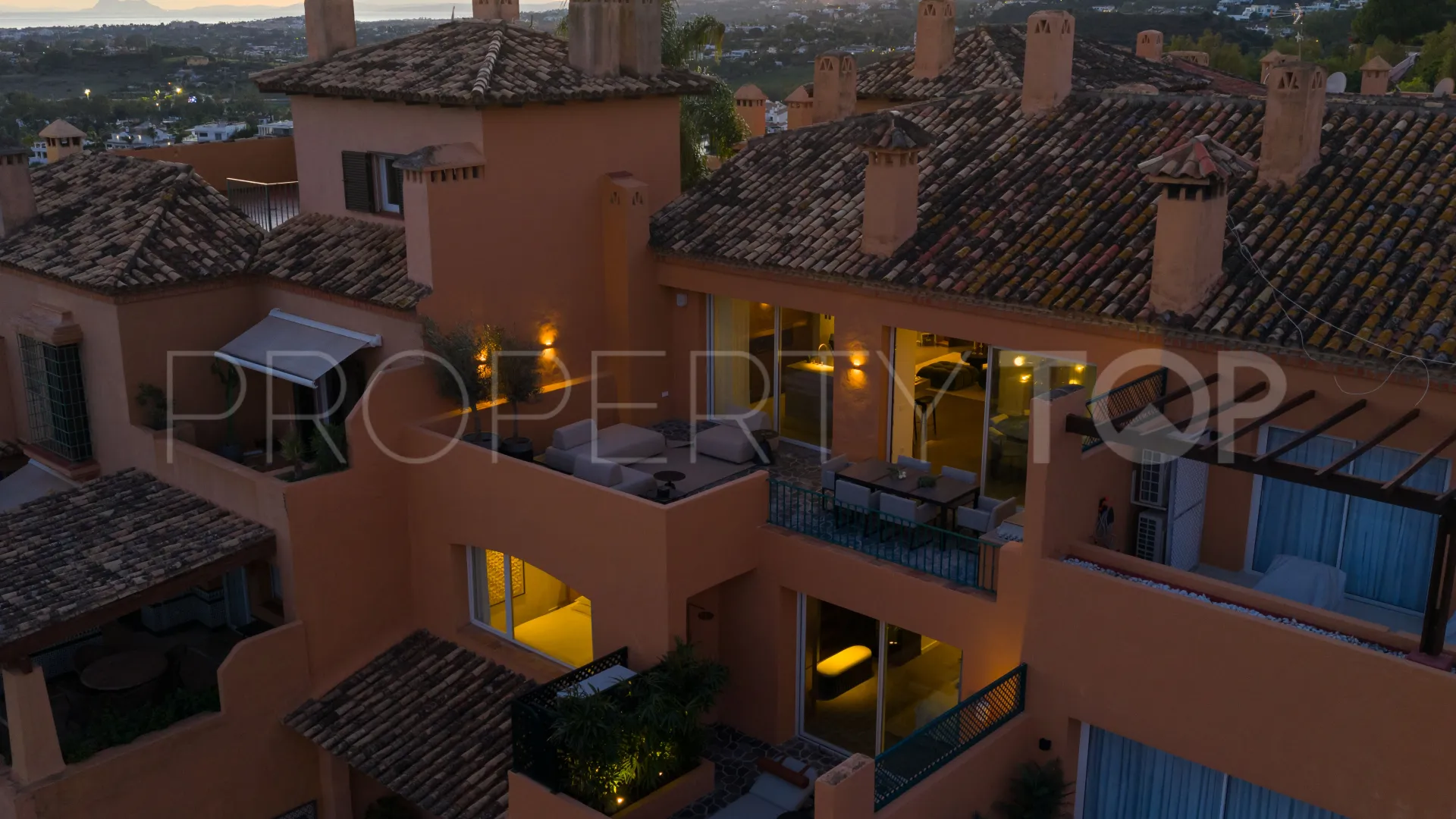 Ático en venta con 4 dormitorios en Nueva Andalucia