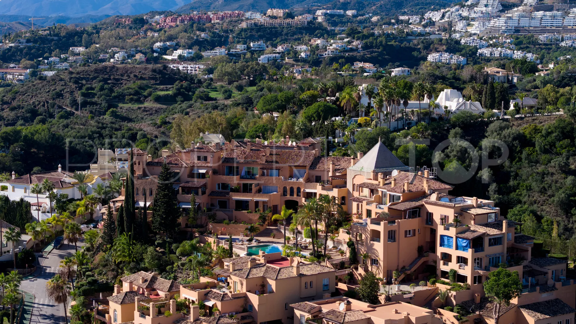 Ático en venta con 4 dormitorios en Nueva Andalucia