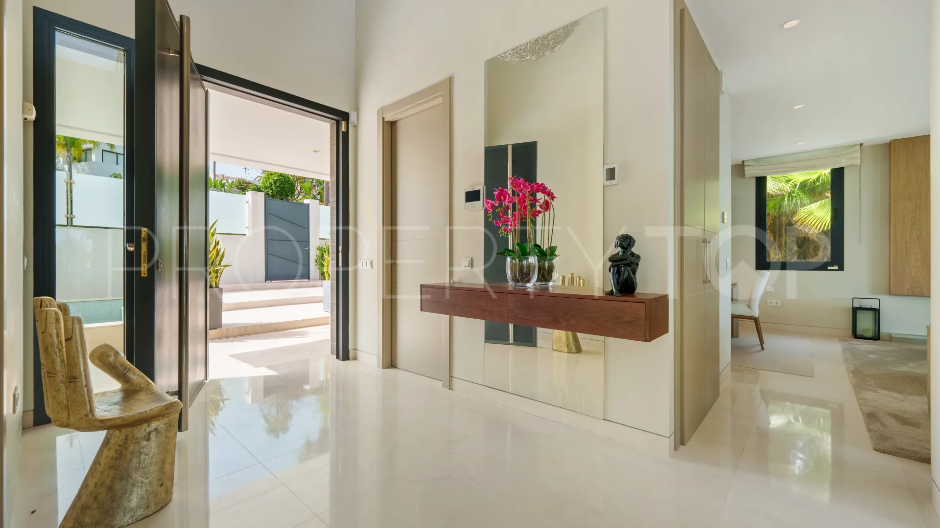 5 bedrooms Nueva Andalucia villa for sale