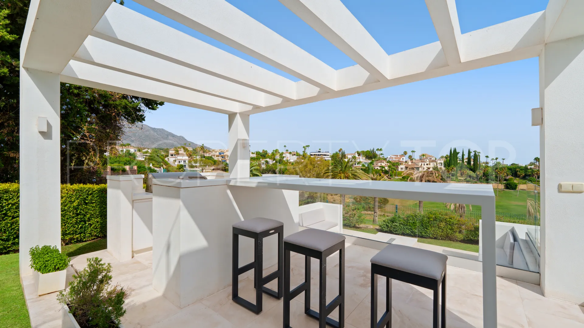 5 bedrooms Nueva Andalucia villa for sale