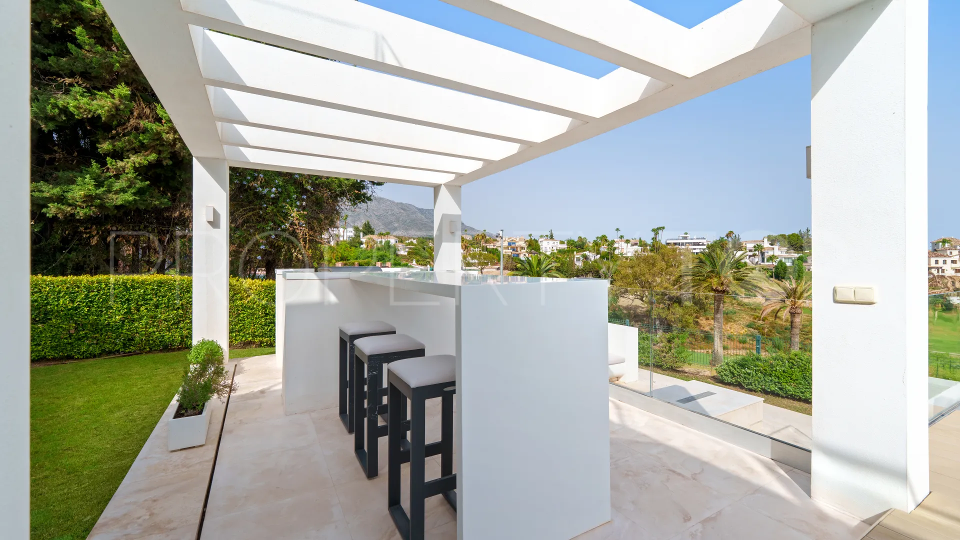 5 bedrooms Nueva Andalucia villa for sale