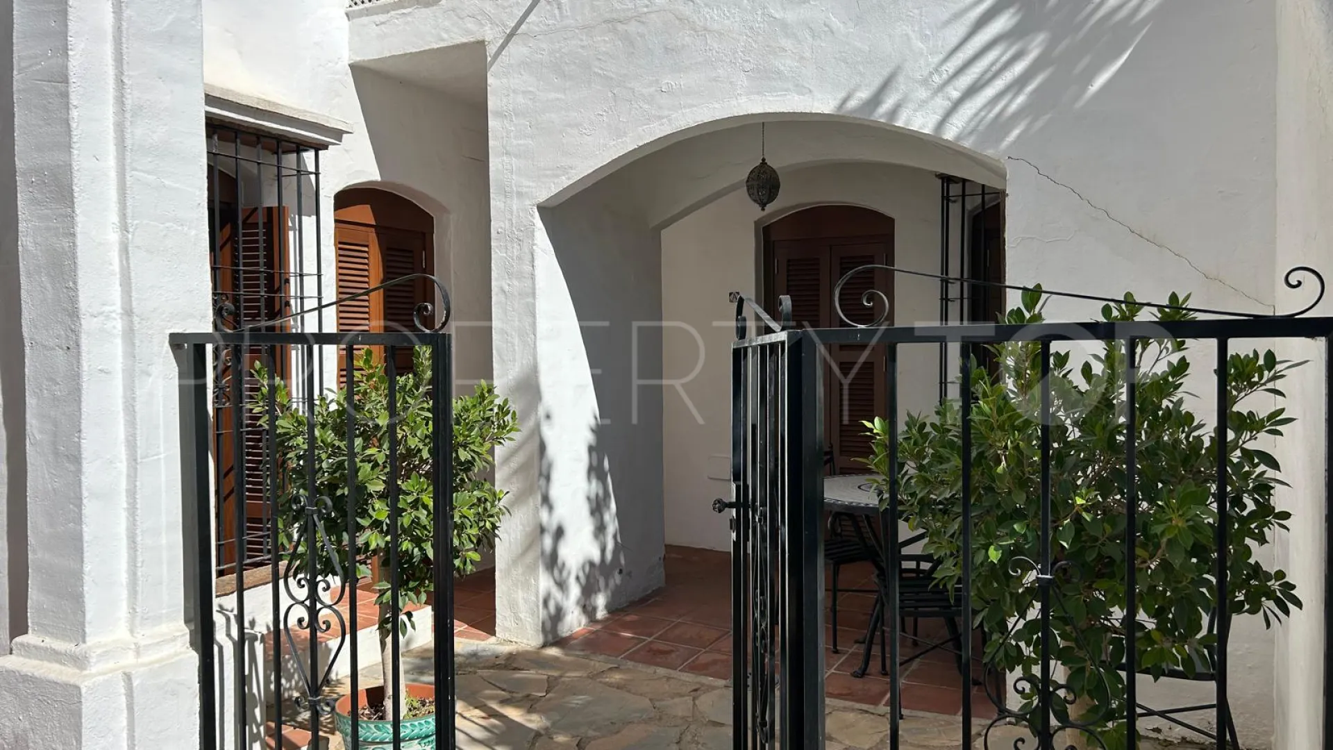 Se vende apartamento planta baja en Señorio de Marbella con 3 dormitorios