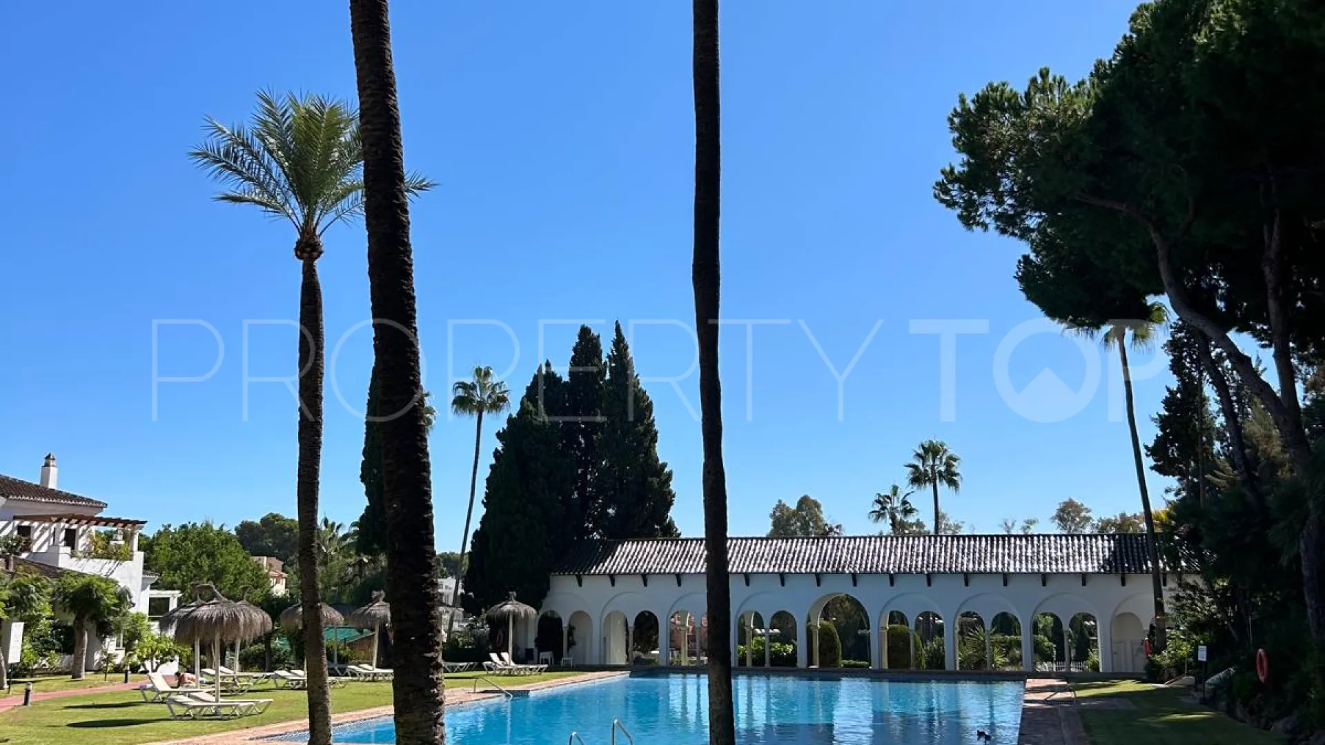 Se vende apartamento planta baja en Señorio de Marbella con 3 dormitorios