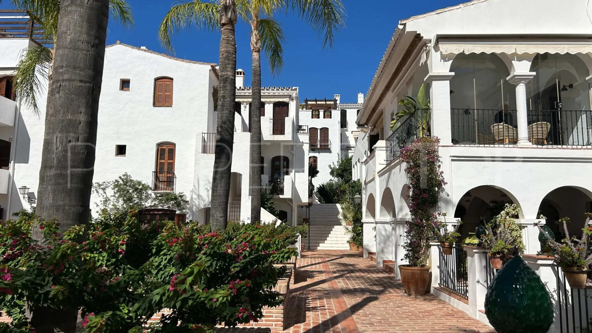 Se vende apartamento planta baja en Señorio de Marbella con 3 dormitorios