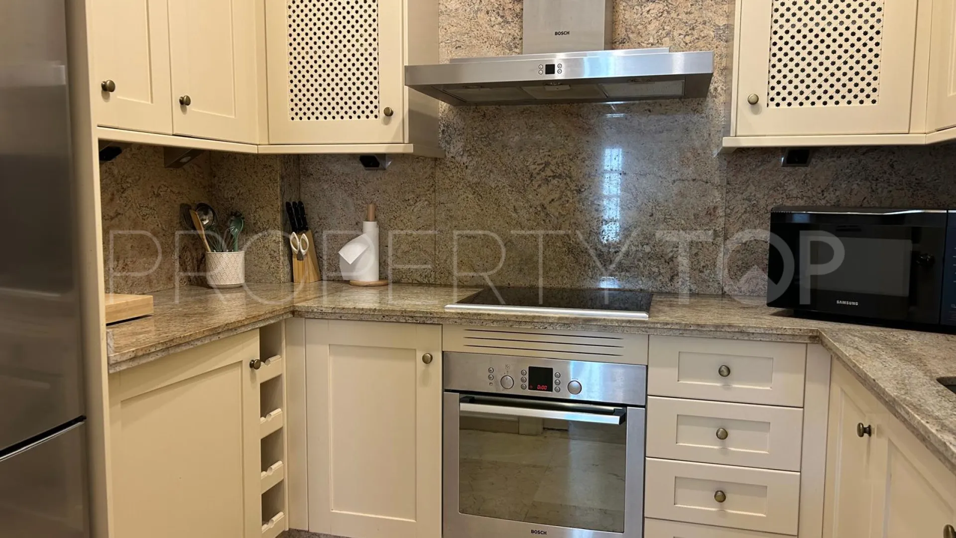 Se vende apartamento planta baja en Señorio de Marbella con 3 dormitorios