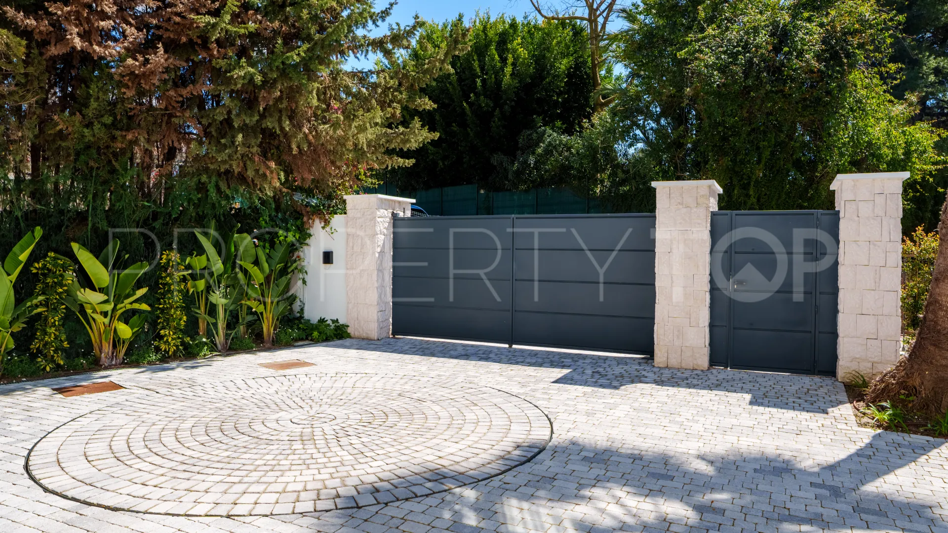 Buy villa in Las Brisas