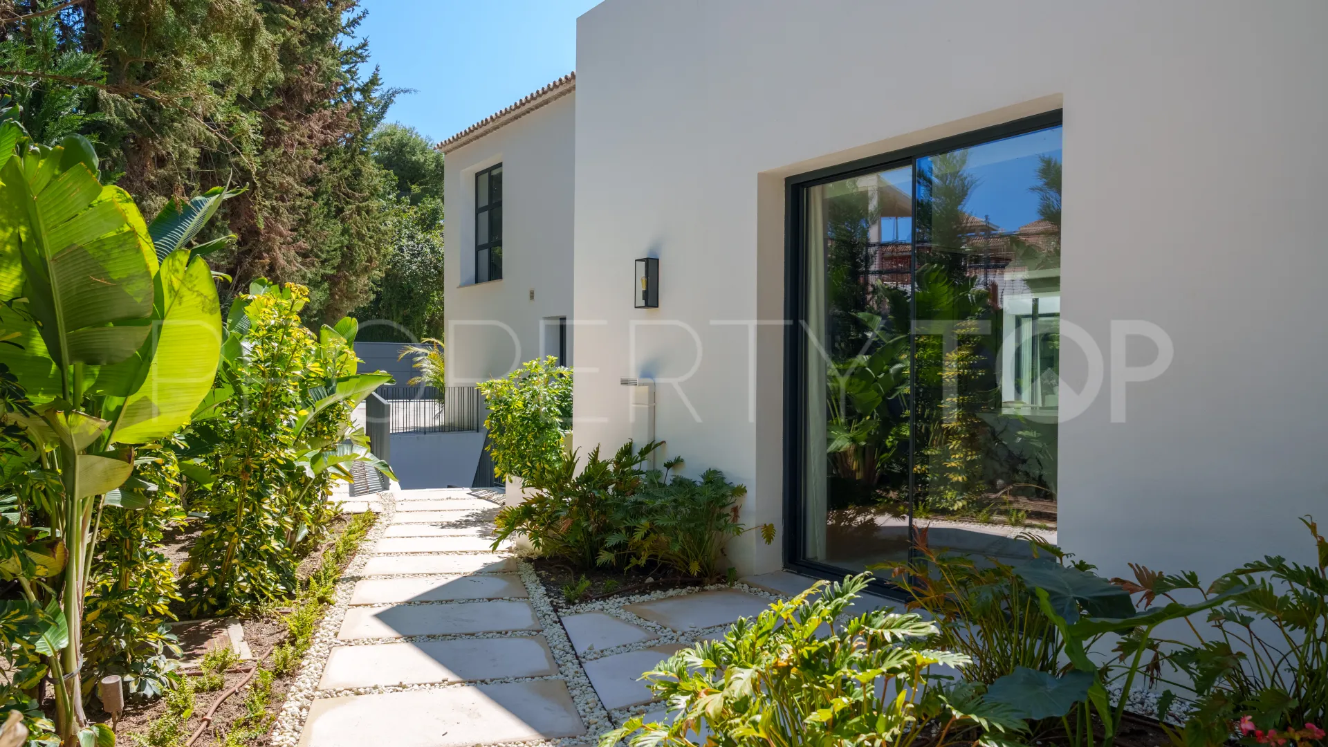 Buy villa in Las Brisas
