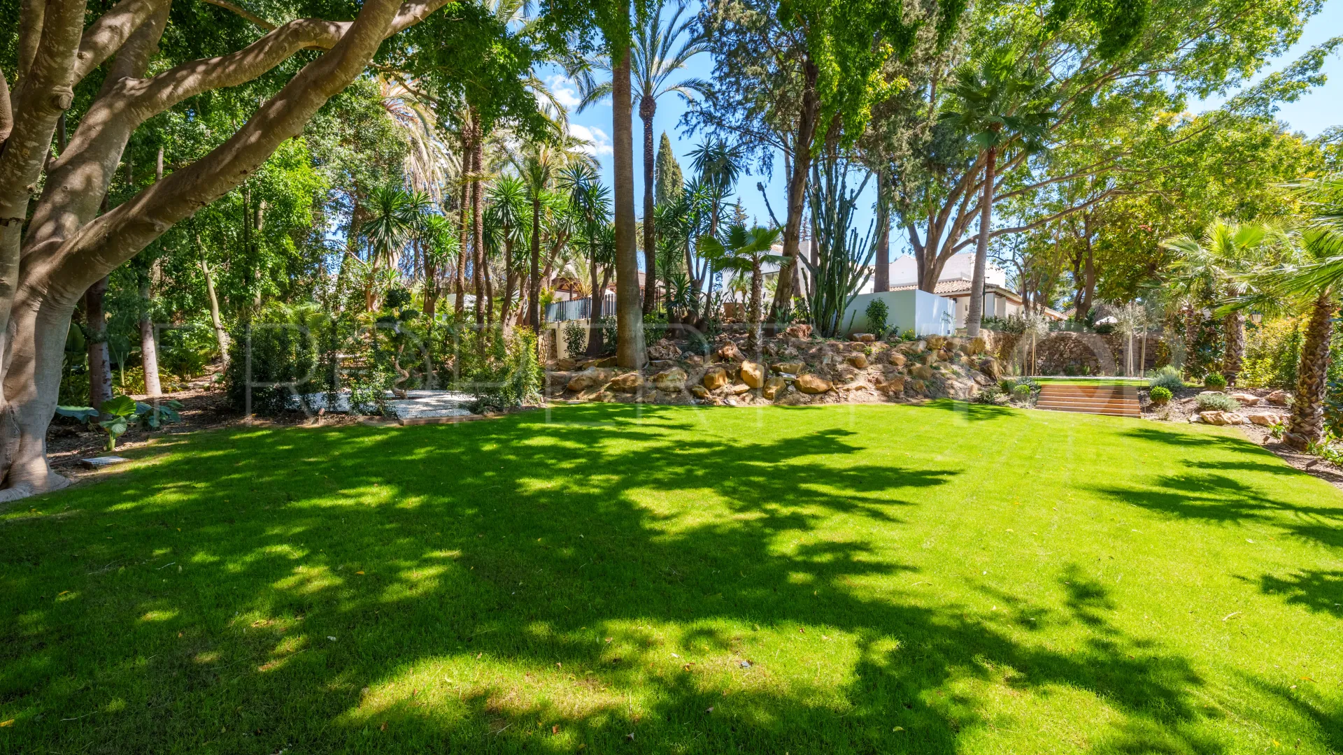 Buy villa in Las Brisas