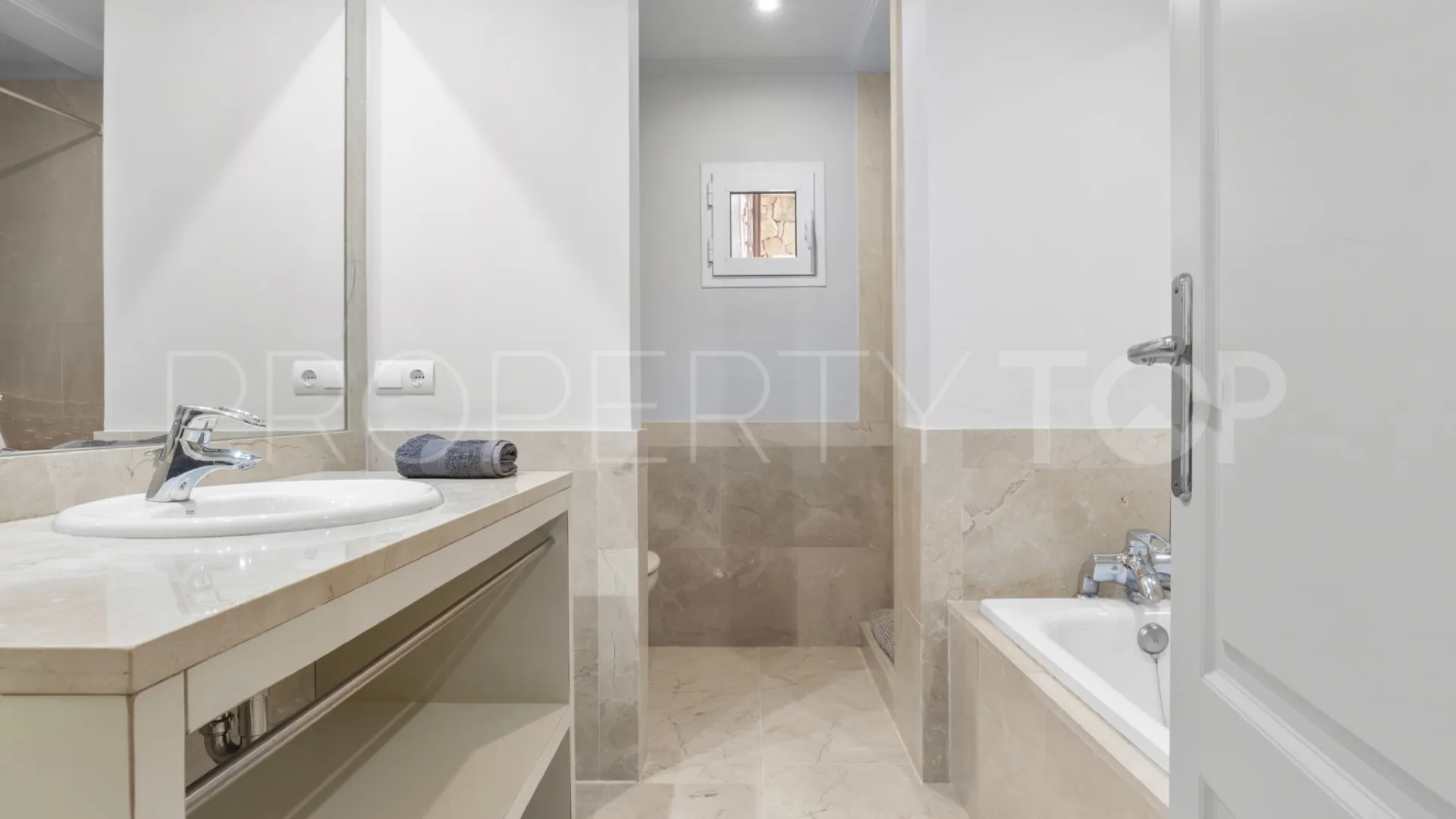 Villa con 4 dormitorios en venta en Manilva