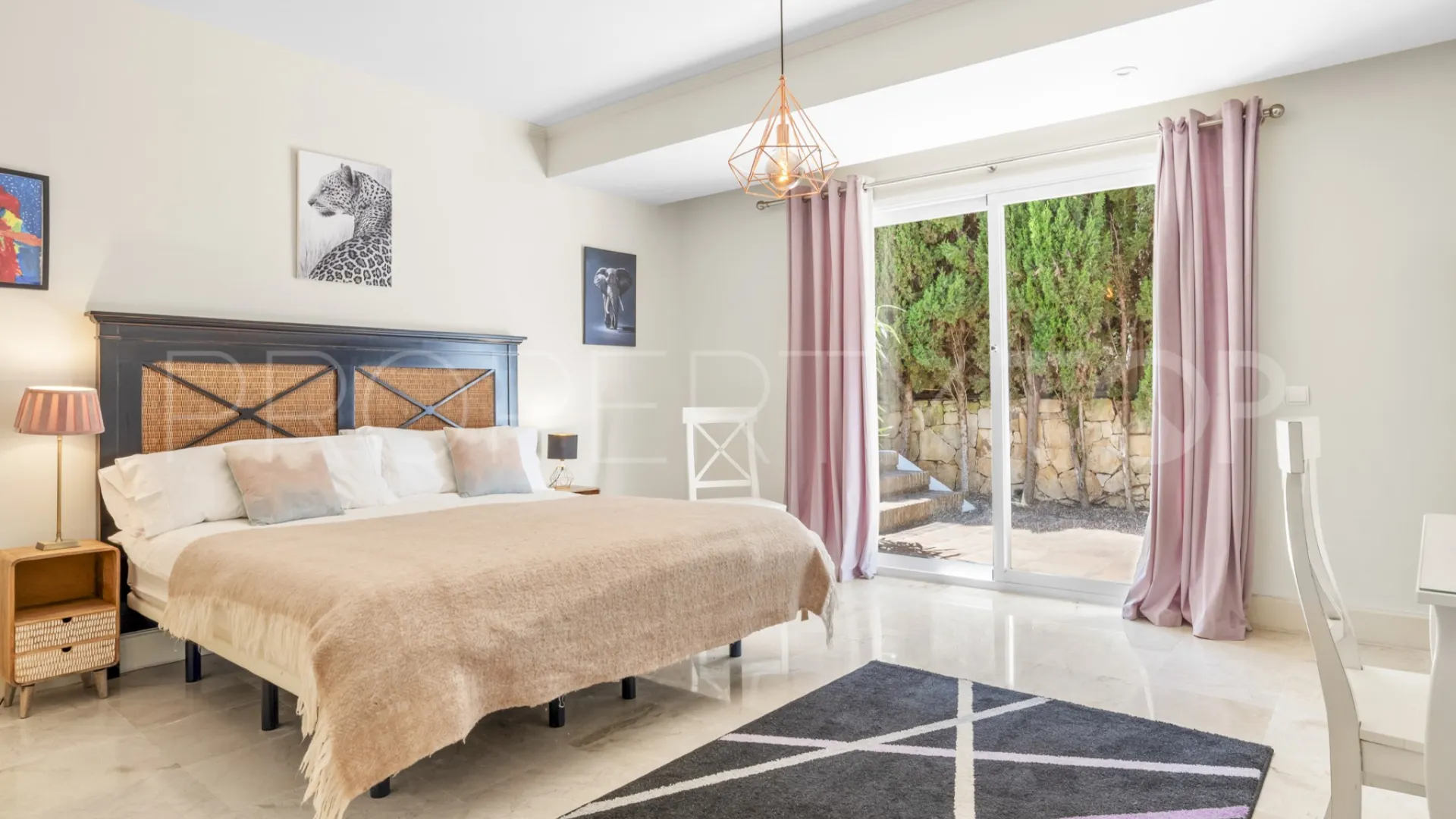 Villa con 4 dormitorios en venta en Manilva