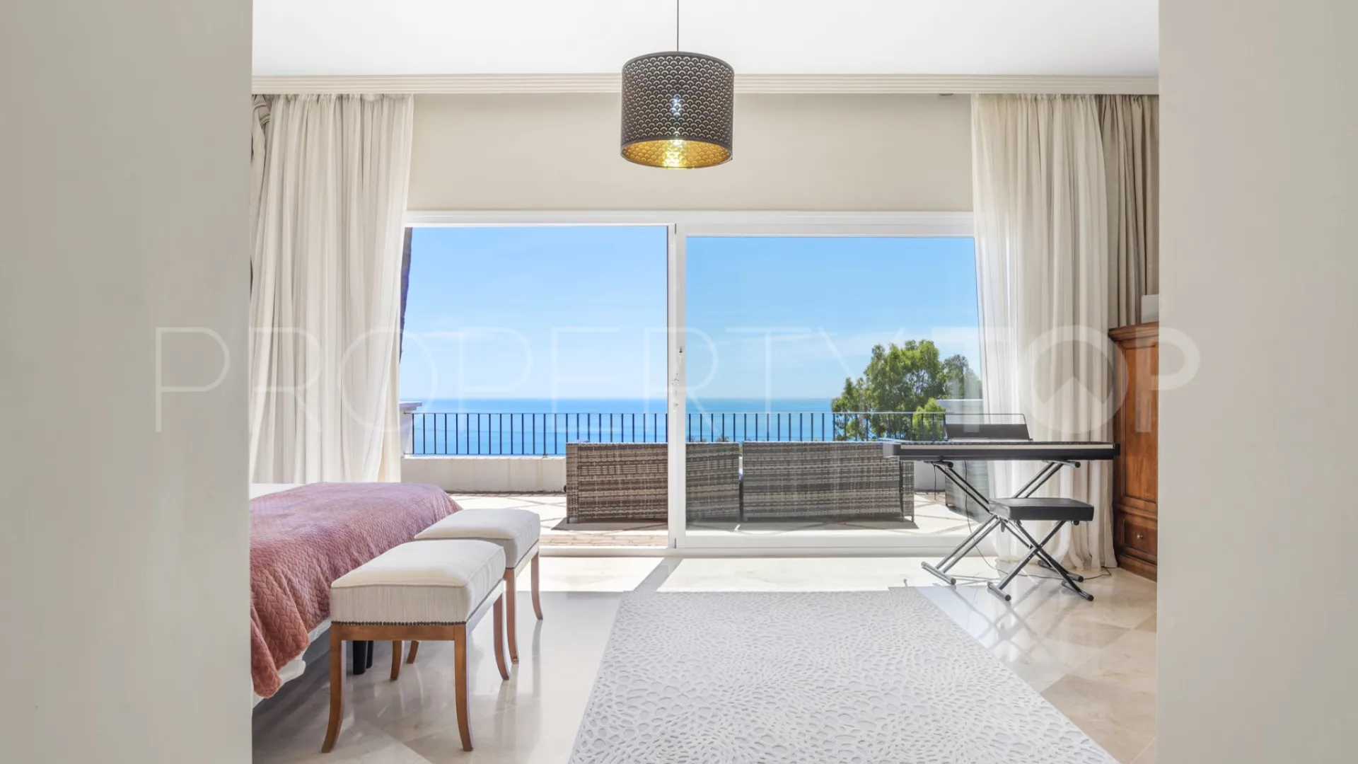 Villa con 4 dormitorios en venta en Manilva